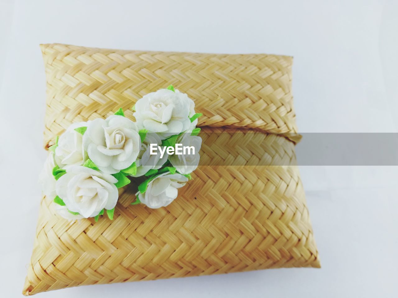 CLOSE-UP OF CAKE ON TABLE