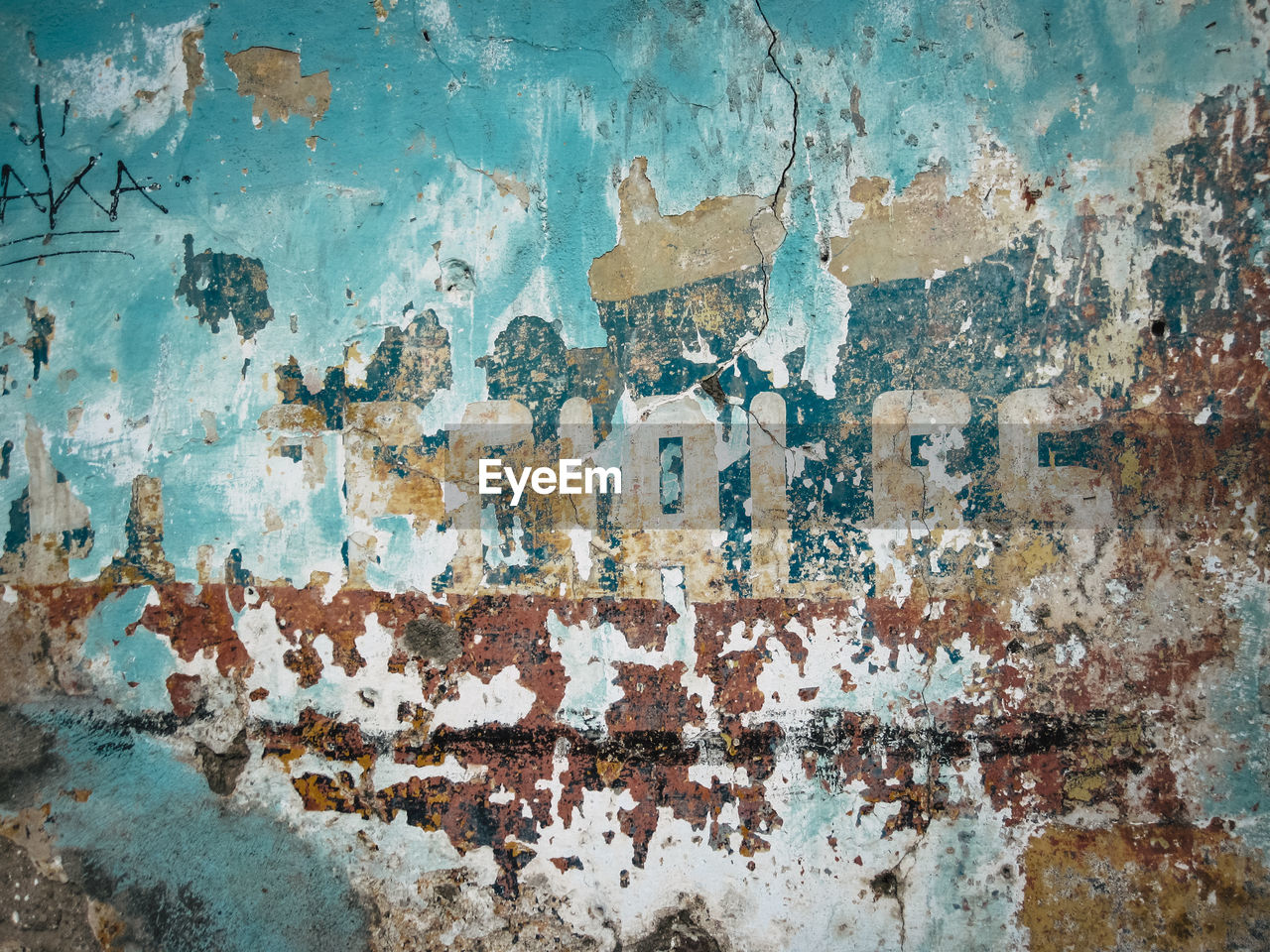 FULL FRAME SHOT OF OLD RUSTY METAL WALL