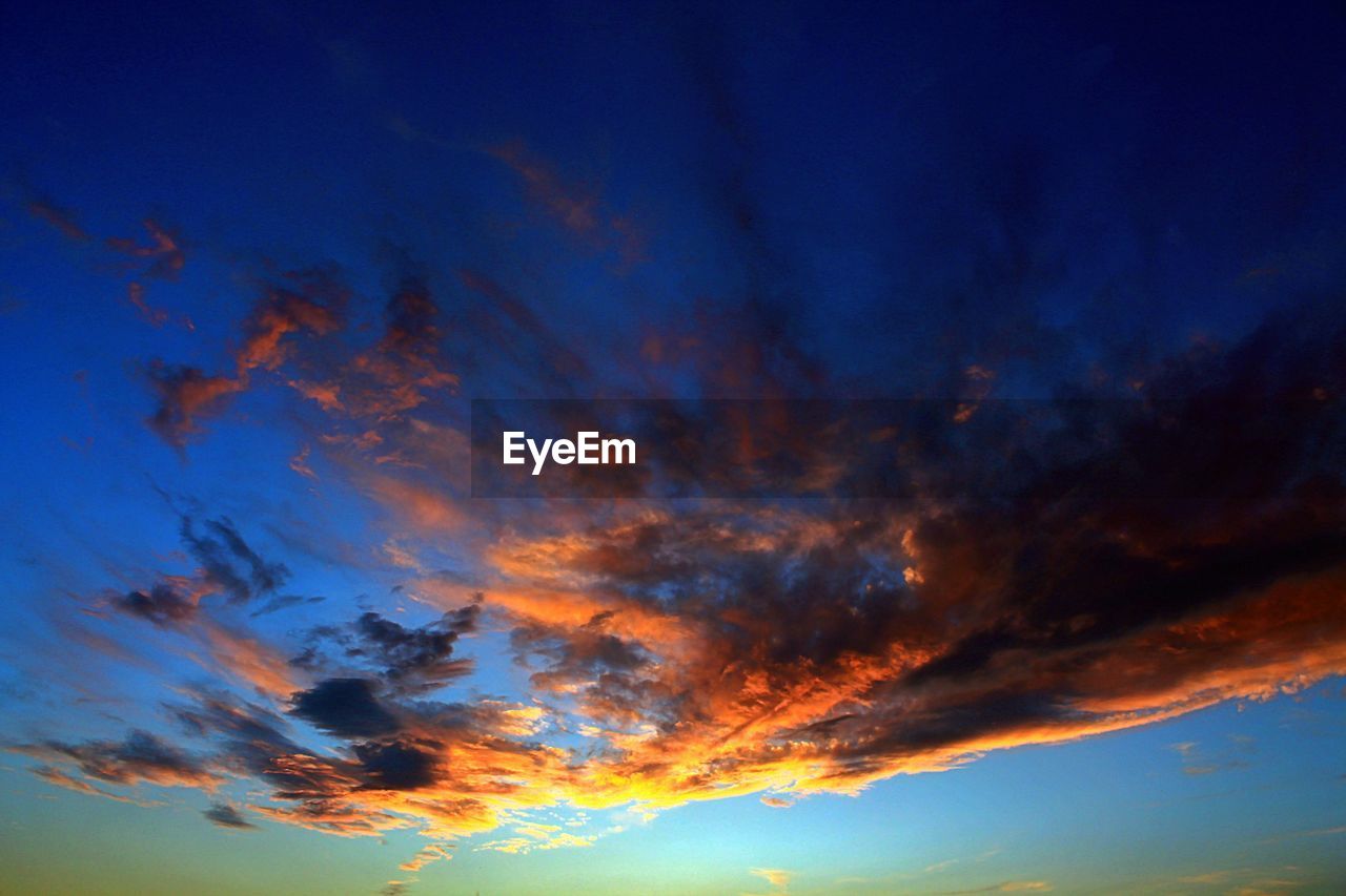 LOW ANGLE VIEW OF CLOUDS IN SKY DURING SUNSET