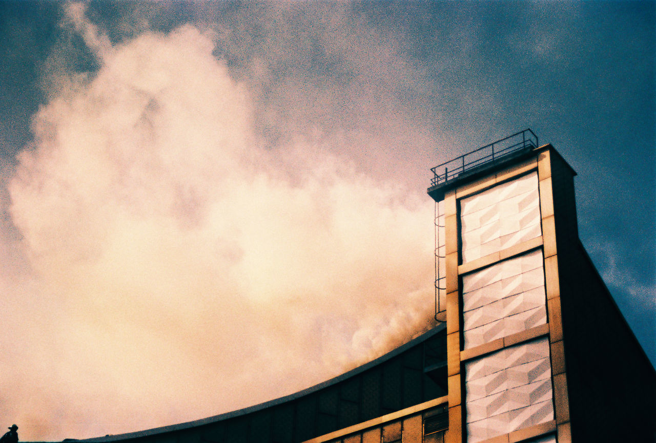 LOW ANGLE VIEW OF BUILT STRUCTURE AGAINST SKY