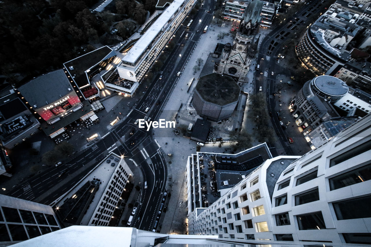 HIGH ANGLE VIEW OF CARS ON ROAD IN CITY