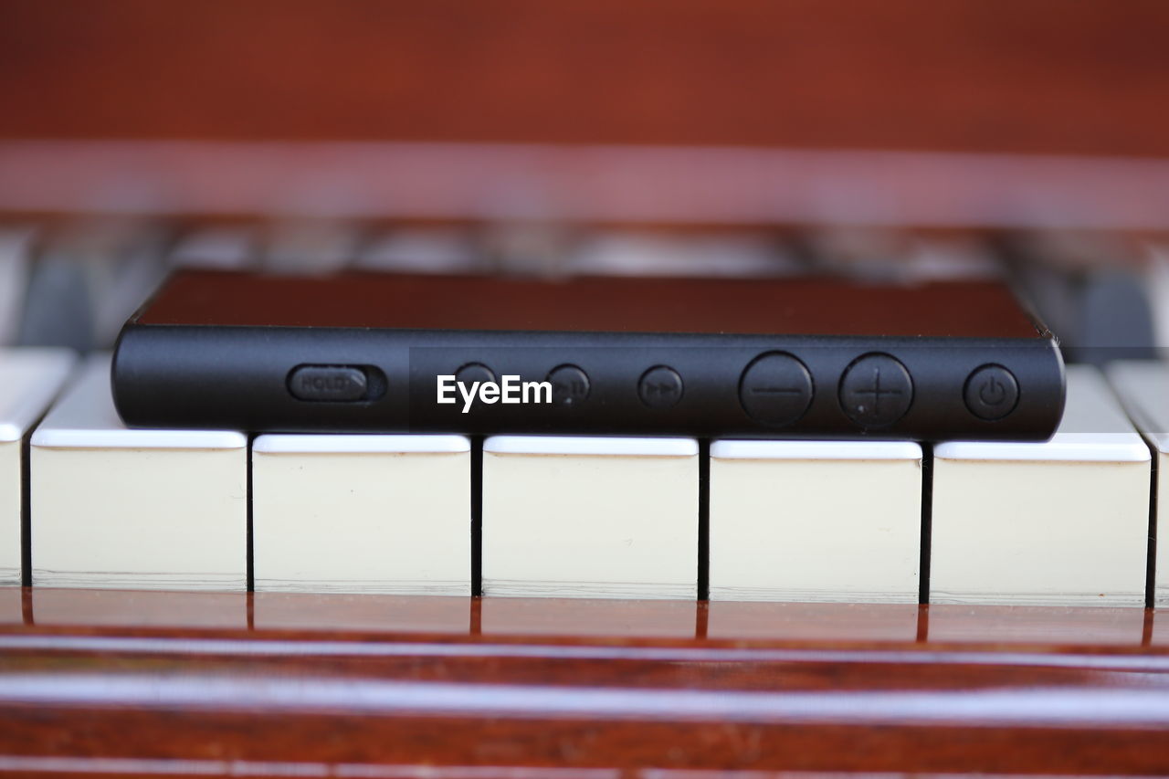 piano, string instrument, keyboard, musical instrument, musical keyboard, electronic device, close-up, piano key, music, musical equipment, electronic instrument, no people, computer component, indoors, arts culture and entertainment, electric piano, digital piano, computer keyboard, technology, selective focus, keyboard instrument, focus on foreground