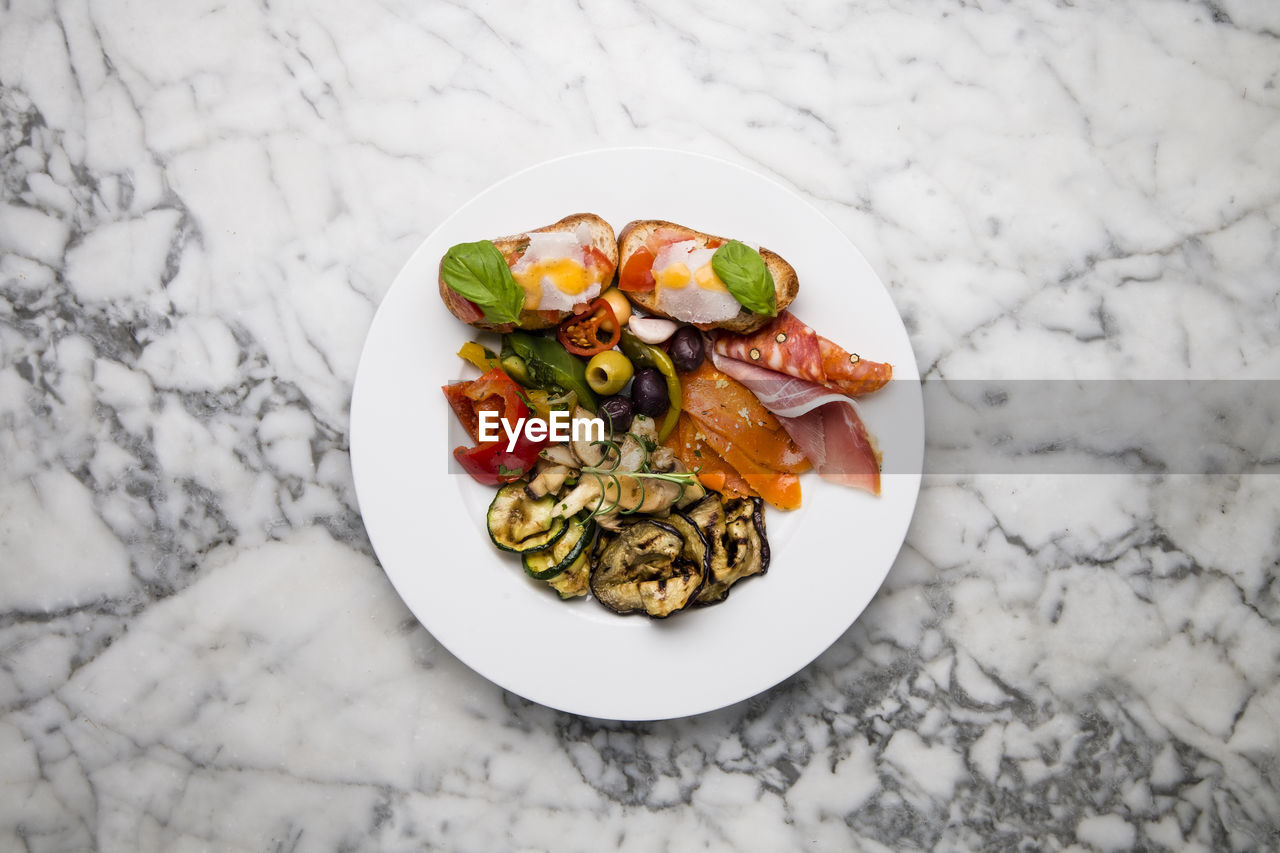 HIGH ANGLE VIEW OF FOOD SERVED IN PLATE