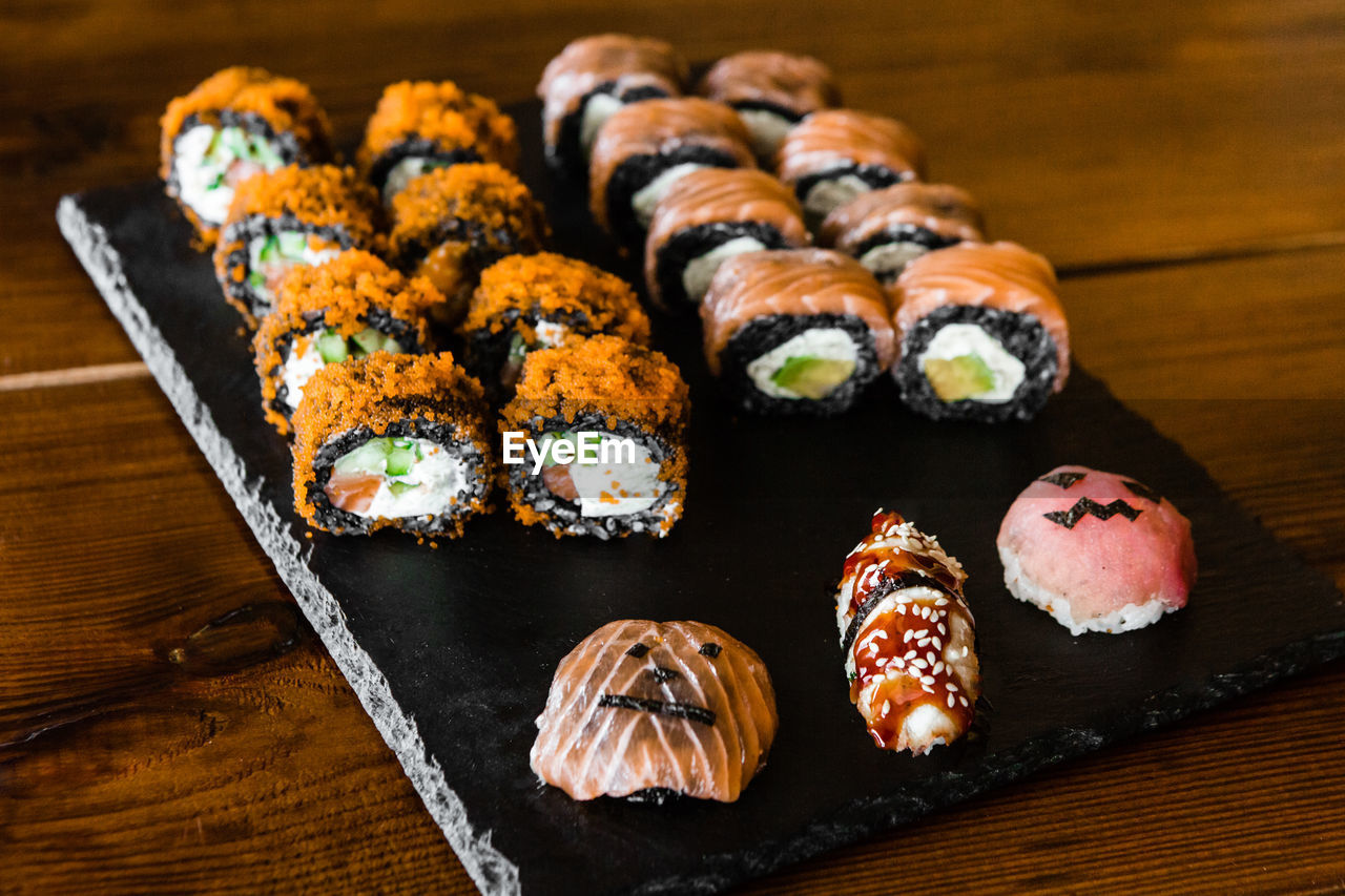 HIGH ANGLE VIEW OF SUSHI IN TRAY ON TABLE