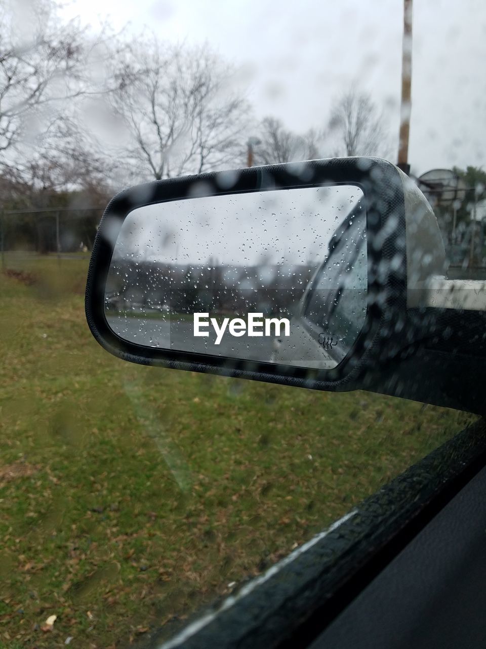 WET GLASS WINDOW OF CAR