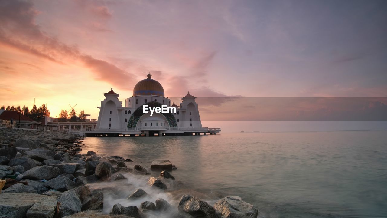 VIEW OF SEA AGAINST SKY AT SUNSET