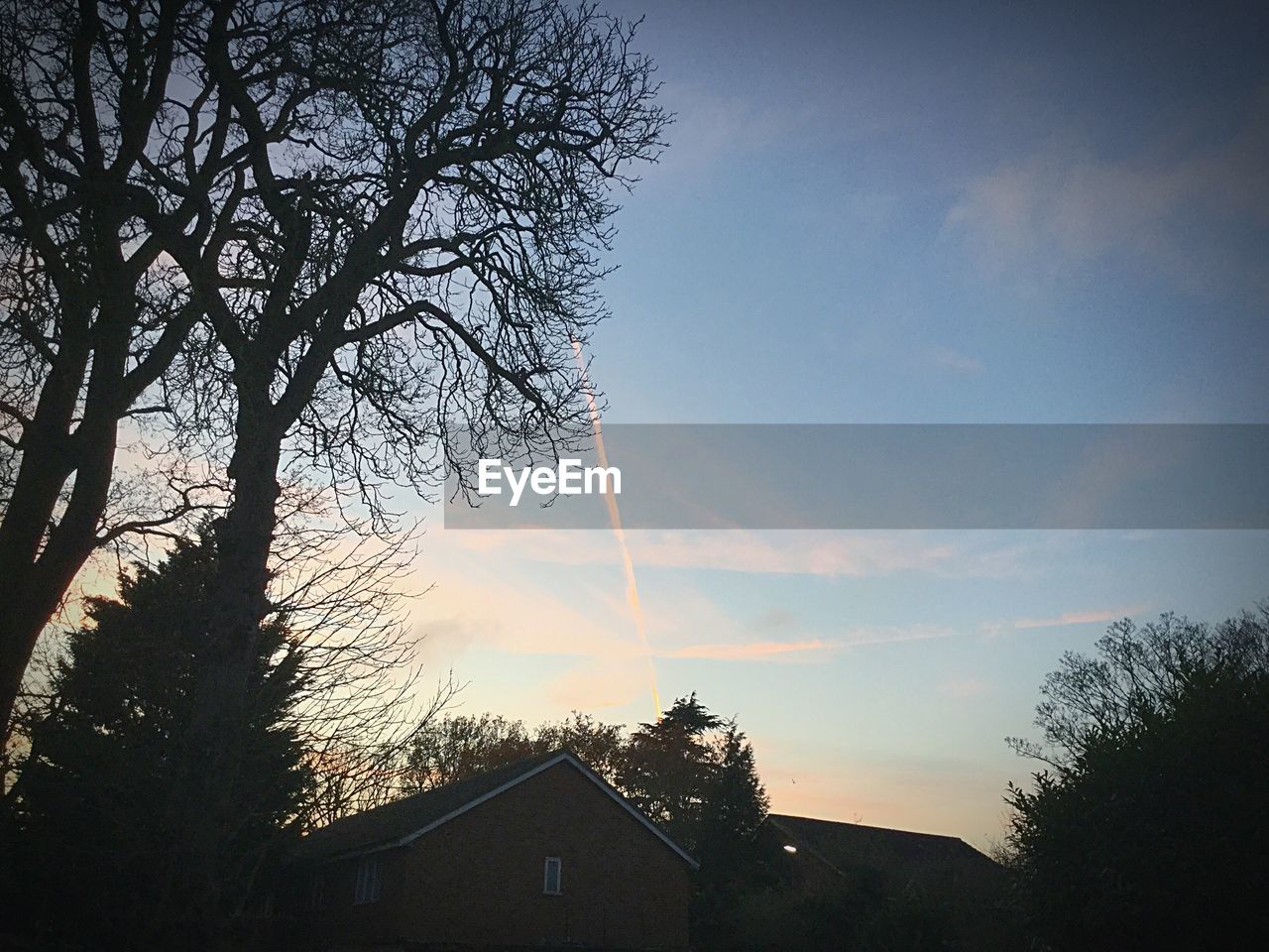 LOW ANGLE VIEW OF BUILT STRUCTURE AGAINST THE SKY