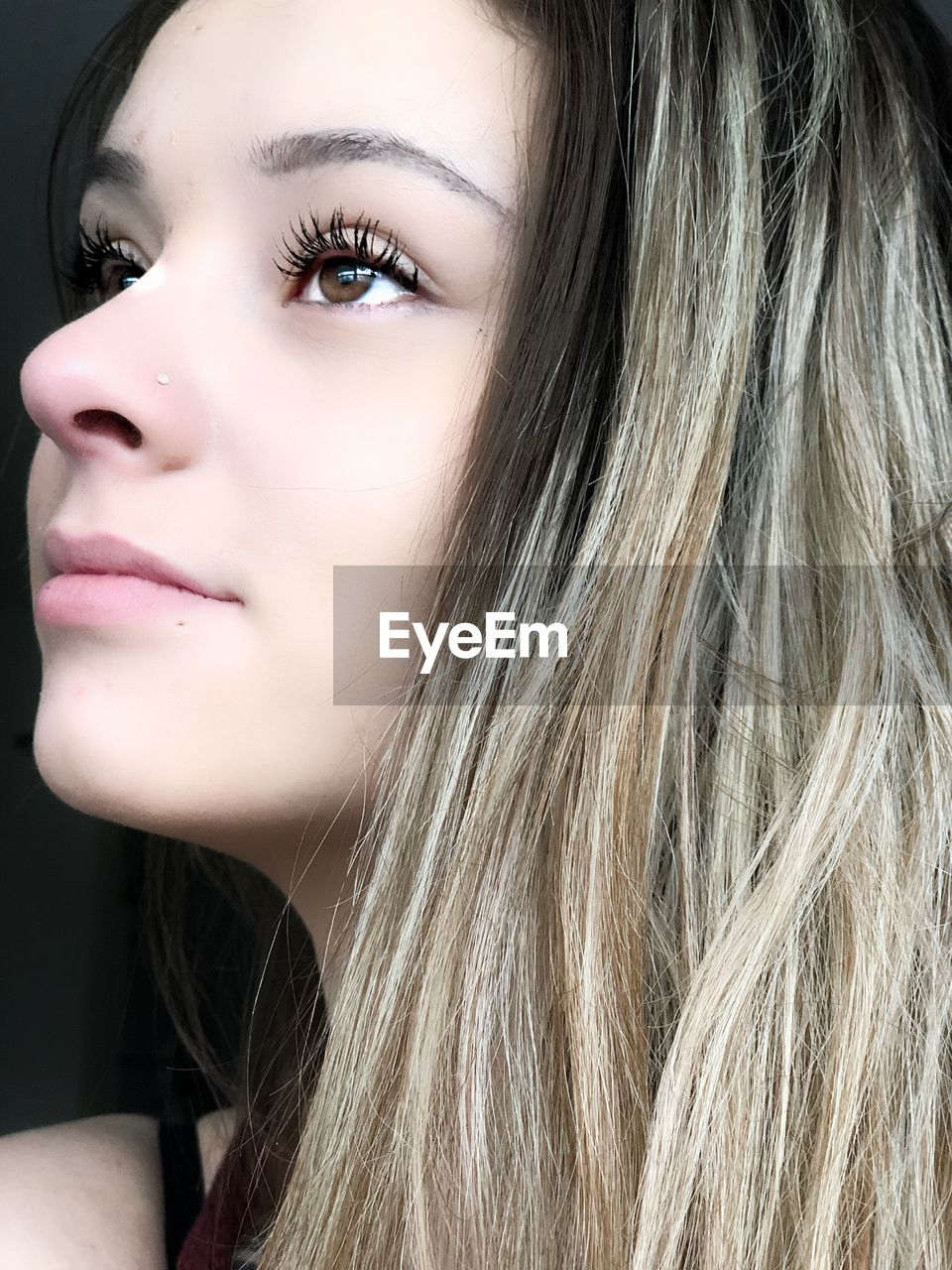 CLOSE-UP PORTRAIT OF A WOMAN IN A BEAUTIFUL YOUNG HAIR