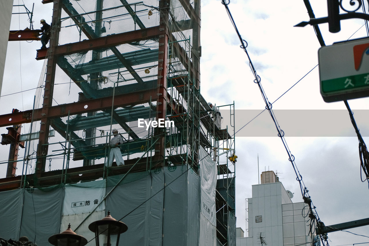 LOW ANGLE VIEW OF BUILT STRUCTURE AGAINST THE SKY