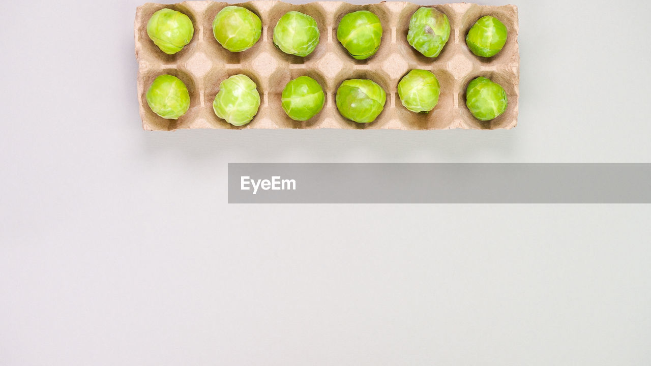 studio shot, green, indoors, food, food and drink, copy space, produce, no people, white background, healthy eating, freshness, wellbeing, cut out, vegetable, in a row, still life, close-up, order