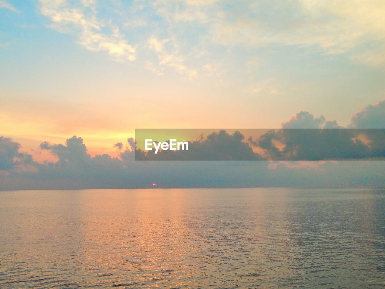 SCENIC VIEW OF SEA AGAINST SUNSET SKY