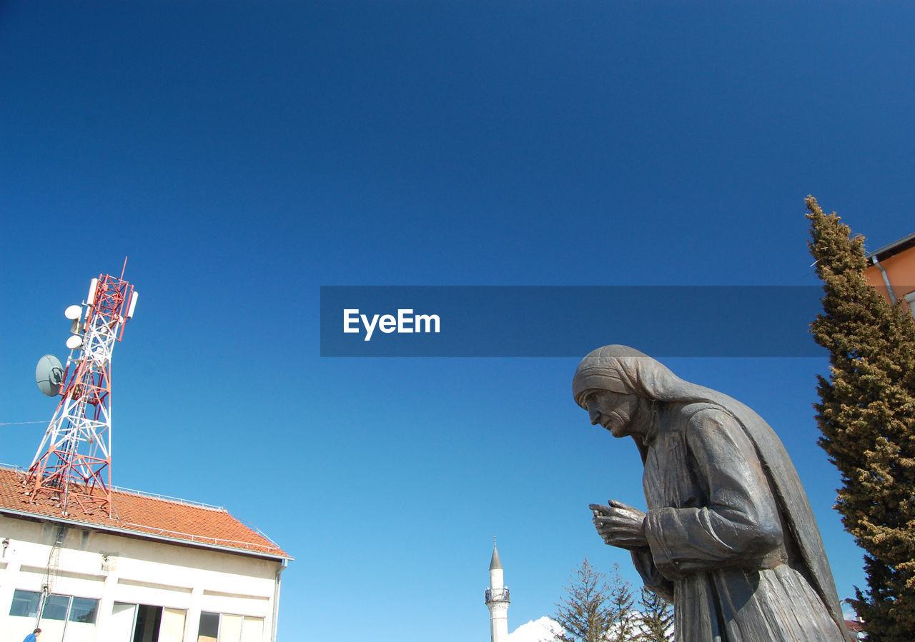 LOW ANGLE VIEW OF STATUES AGAINST CLEAR SKY