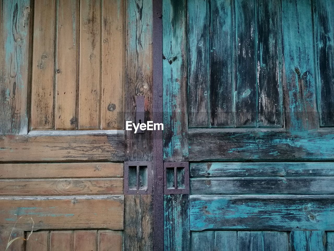 FULL FRAME SHOT OF WOODEN DOOR