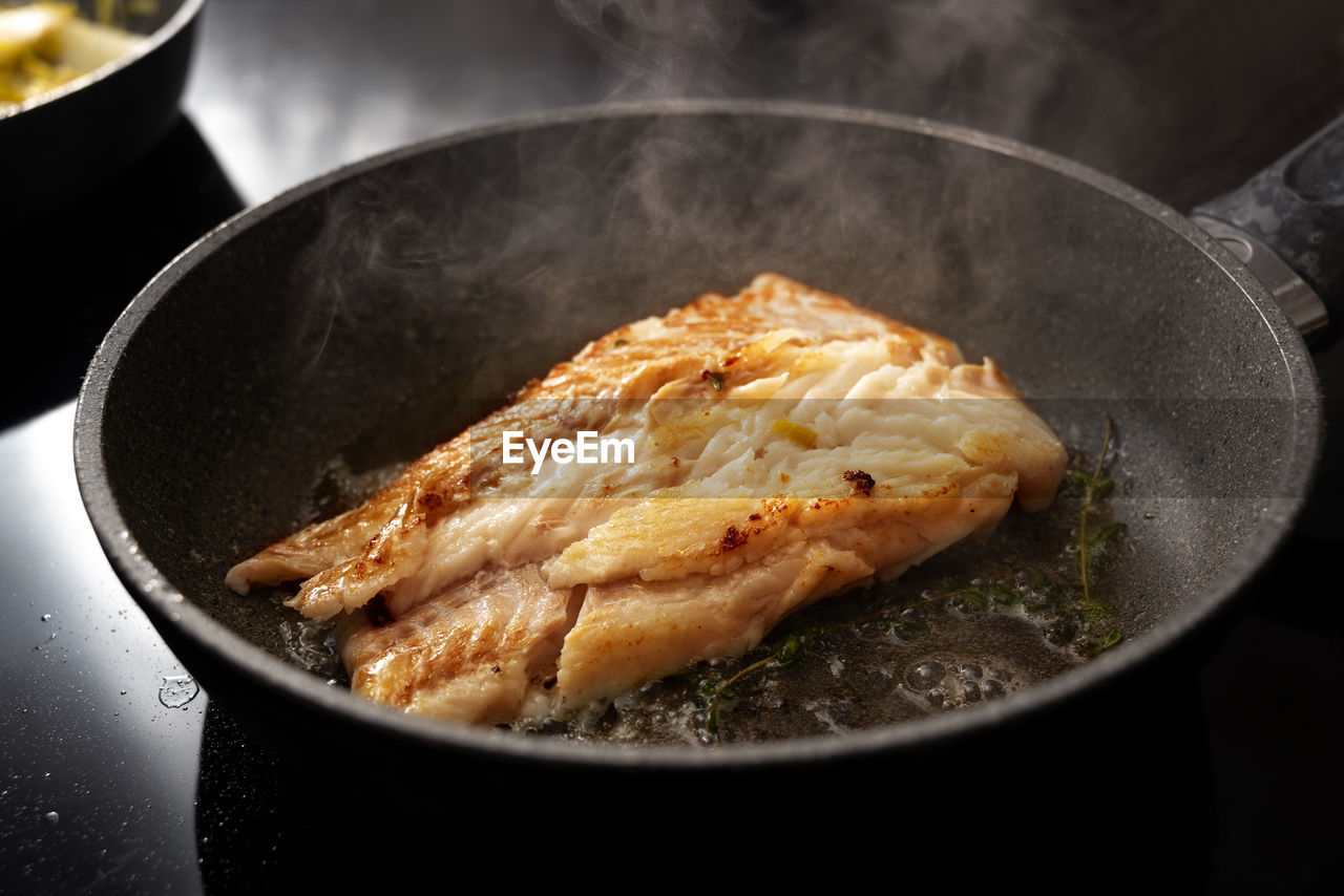 HIGH ANGLE VIEW OF FRIED MEAT IN PAN