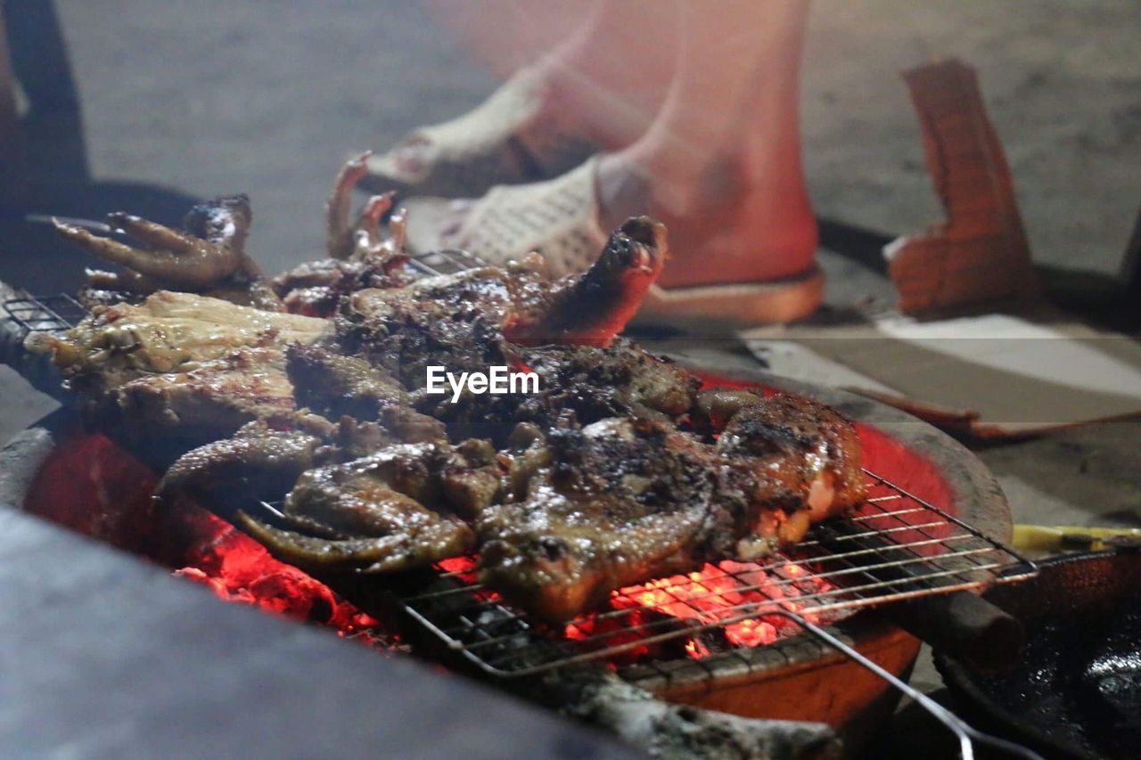 CLOSE-UP OF PREPARING FOOD ON BARBECUE GRILL