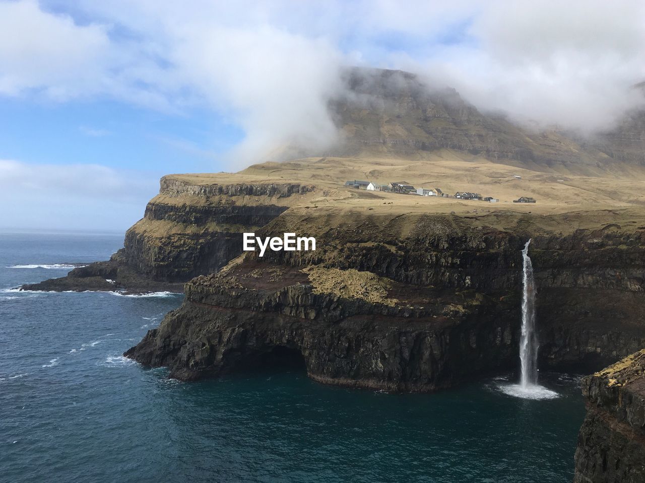 AERIAL VIEW OF SEA AND LANDSCAPE AGAINST SKY