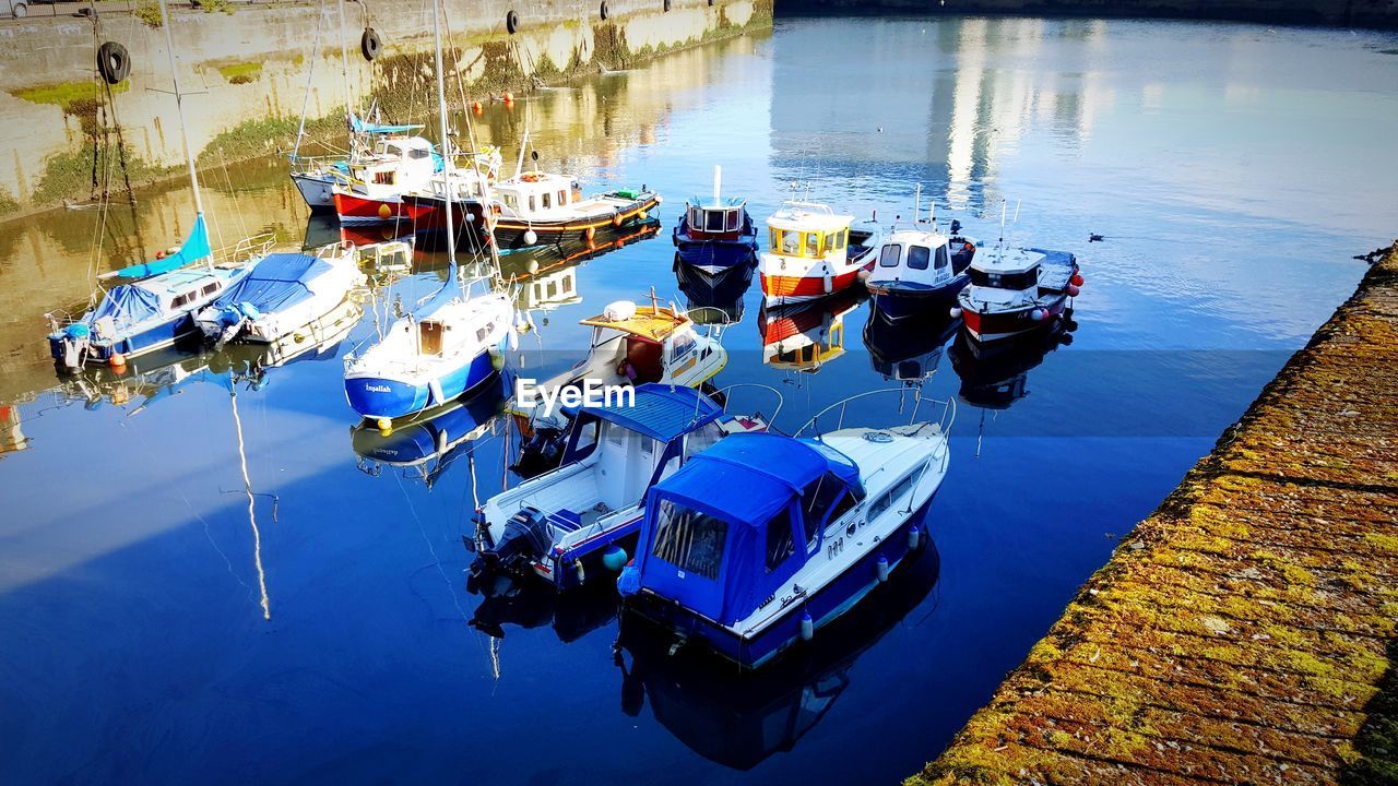 HIGH ANGLE VIEW OF BOATS MOORED AT SHORE