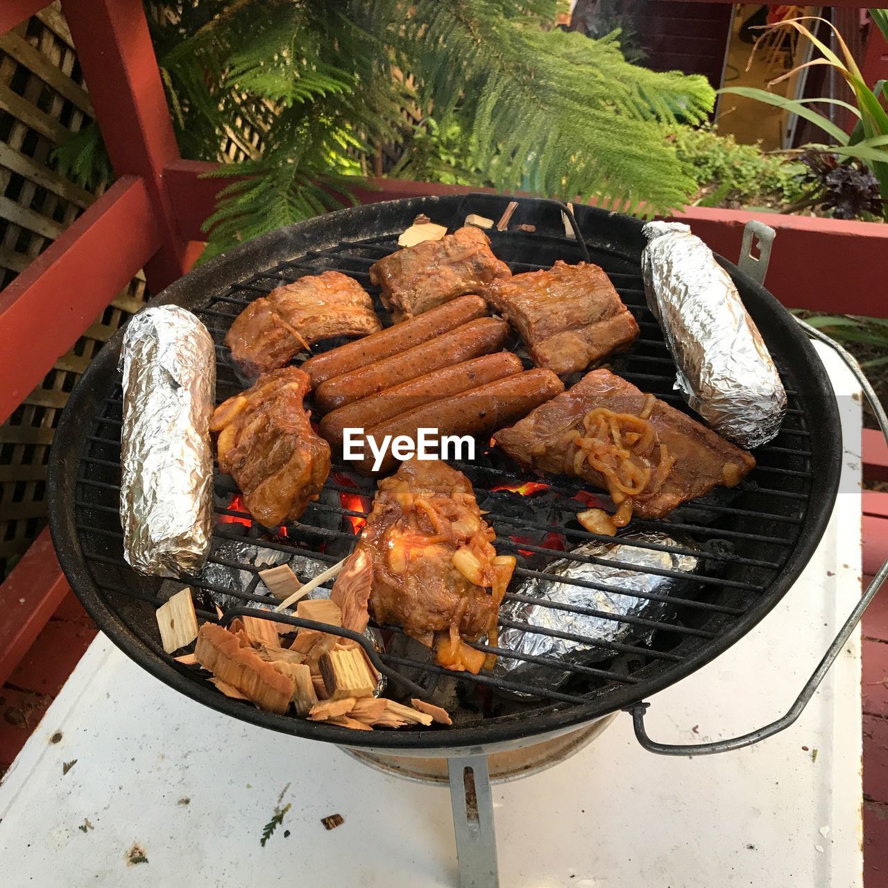 CLOSE-UP OF CHICKEN ON BARBECUE GRILL