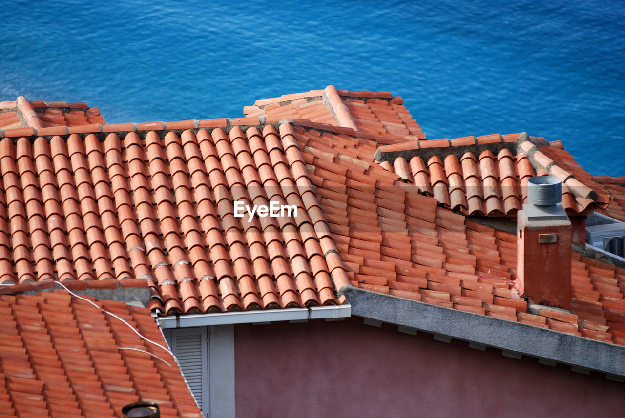 HIGH ANGLE VIEW OF HOUSE ROOF AND BUILDING