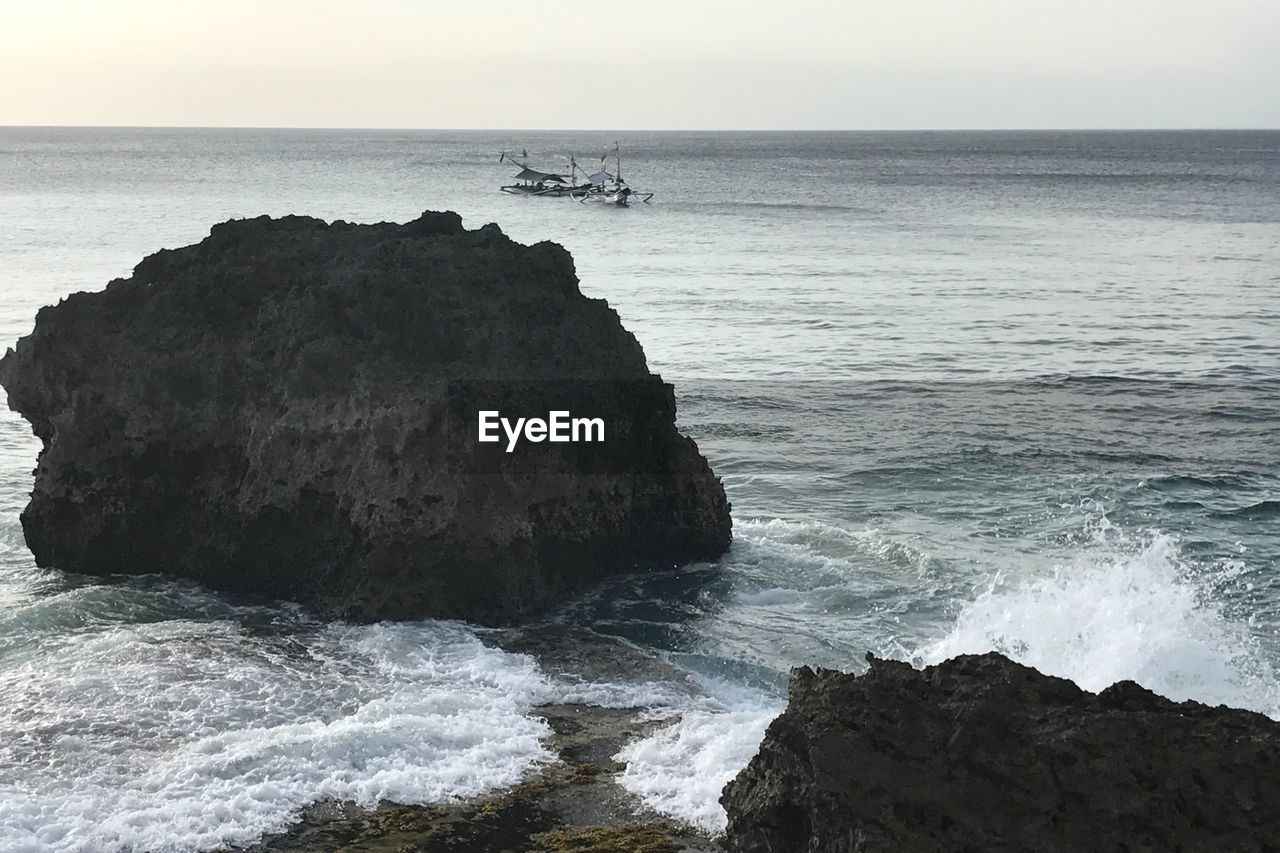 SCENIC VIEW OF SEA AND CLIFF AGAINST SKY