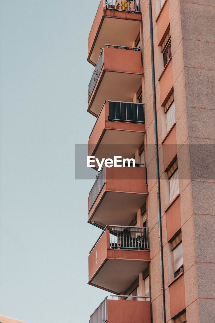 LOW ANGLE VIEW OF BUILDING AGAINST CLEAR SKY