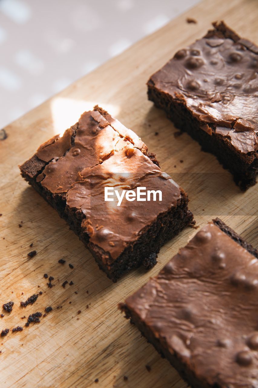 High angle view of chocolate cake on cutting board