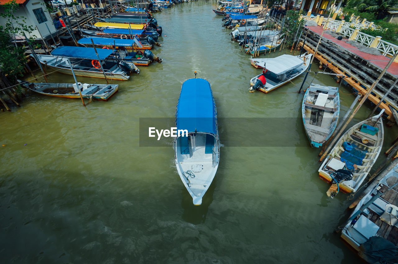 HIGH ANGLE VIEW OF BOATS MOORED ON RIVER