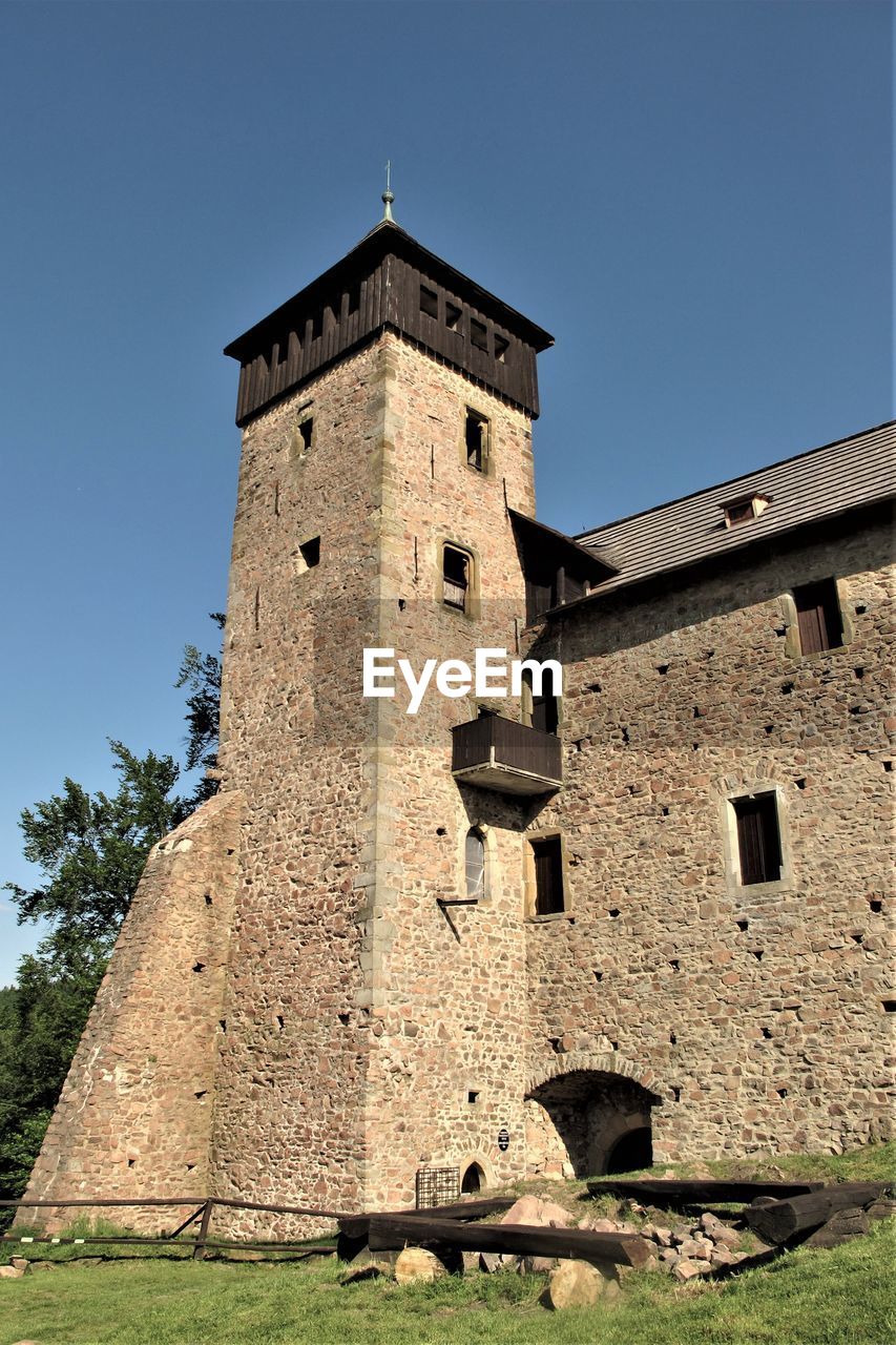 LOW ANGLE VIEW OF HISTORICAL BUILDING AGAINST CLEAR BLUE SKY