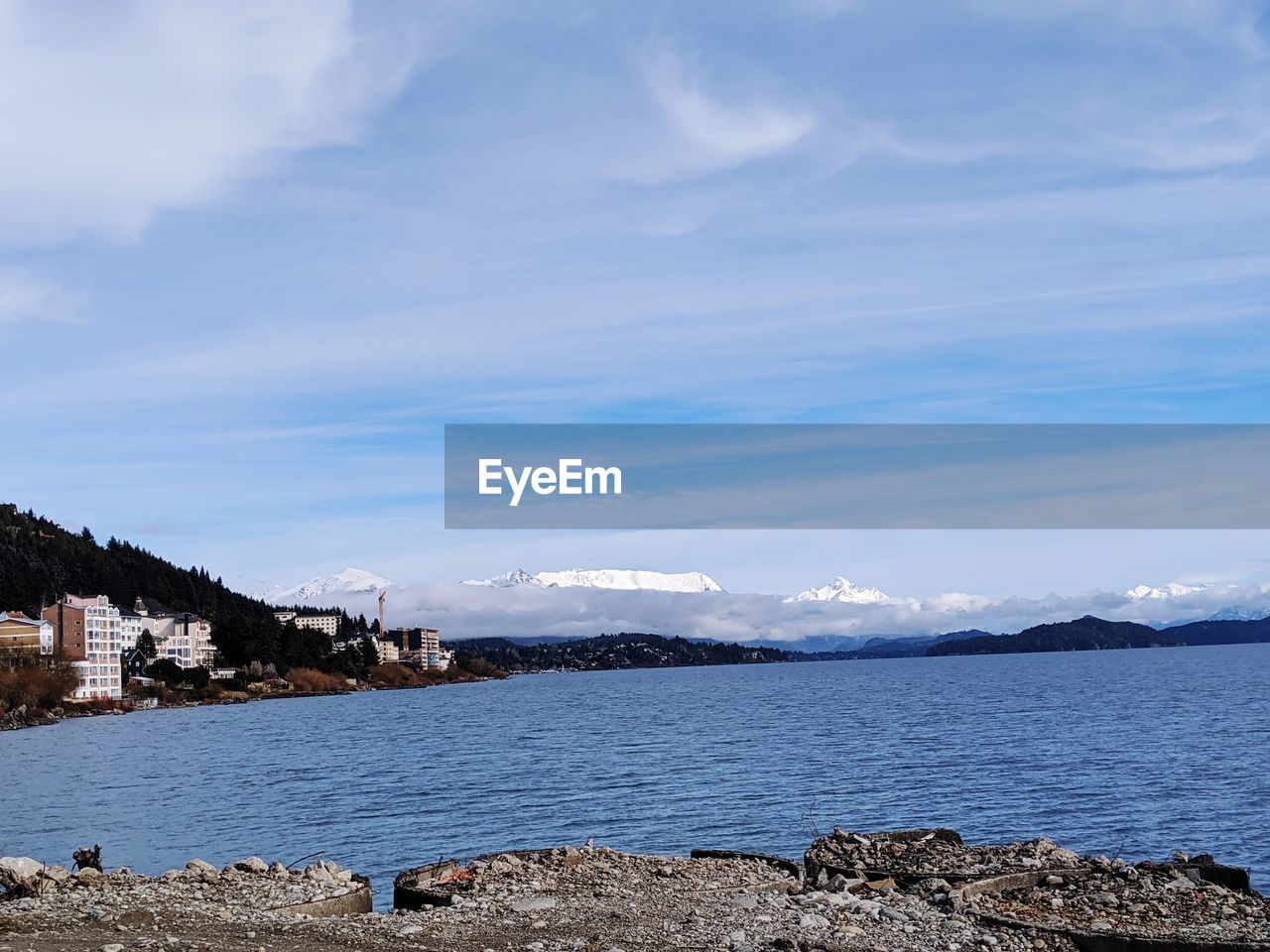 SCENIC VIEW OF SEA AGAINST SKY AND MOUNTAIN