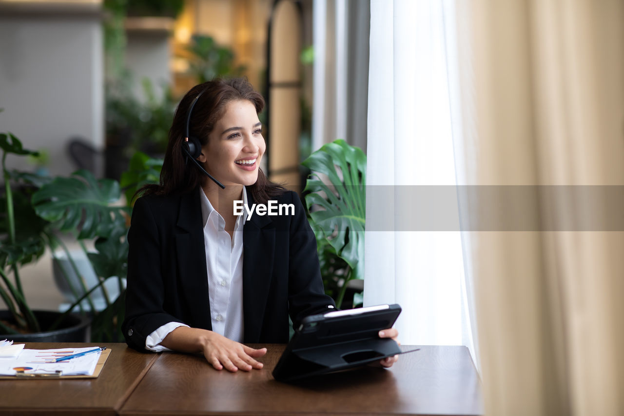 YOUNG WOMAN USING SMART PHONE