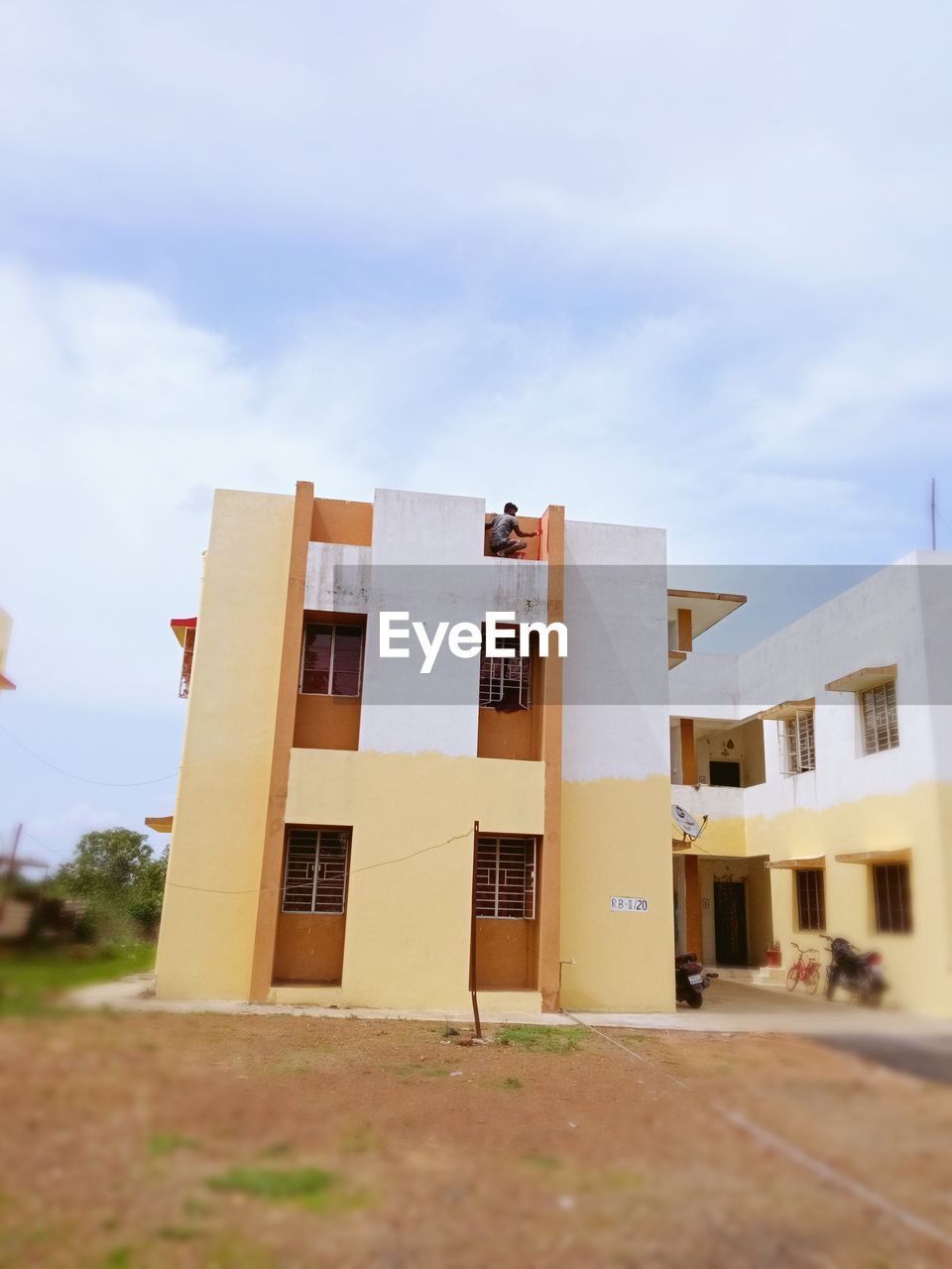 LOW ANGLE VIEW OF RESIDENTIAL BUILDINGS AGAINST SKY