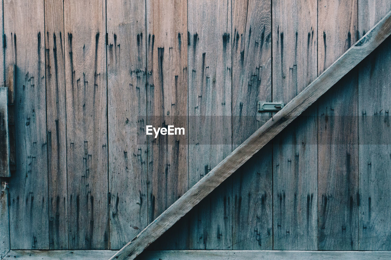 FULL FRAME SHOT OF WEATHERED WOODEN FENCE