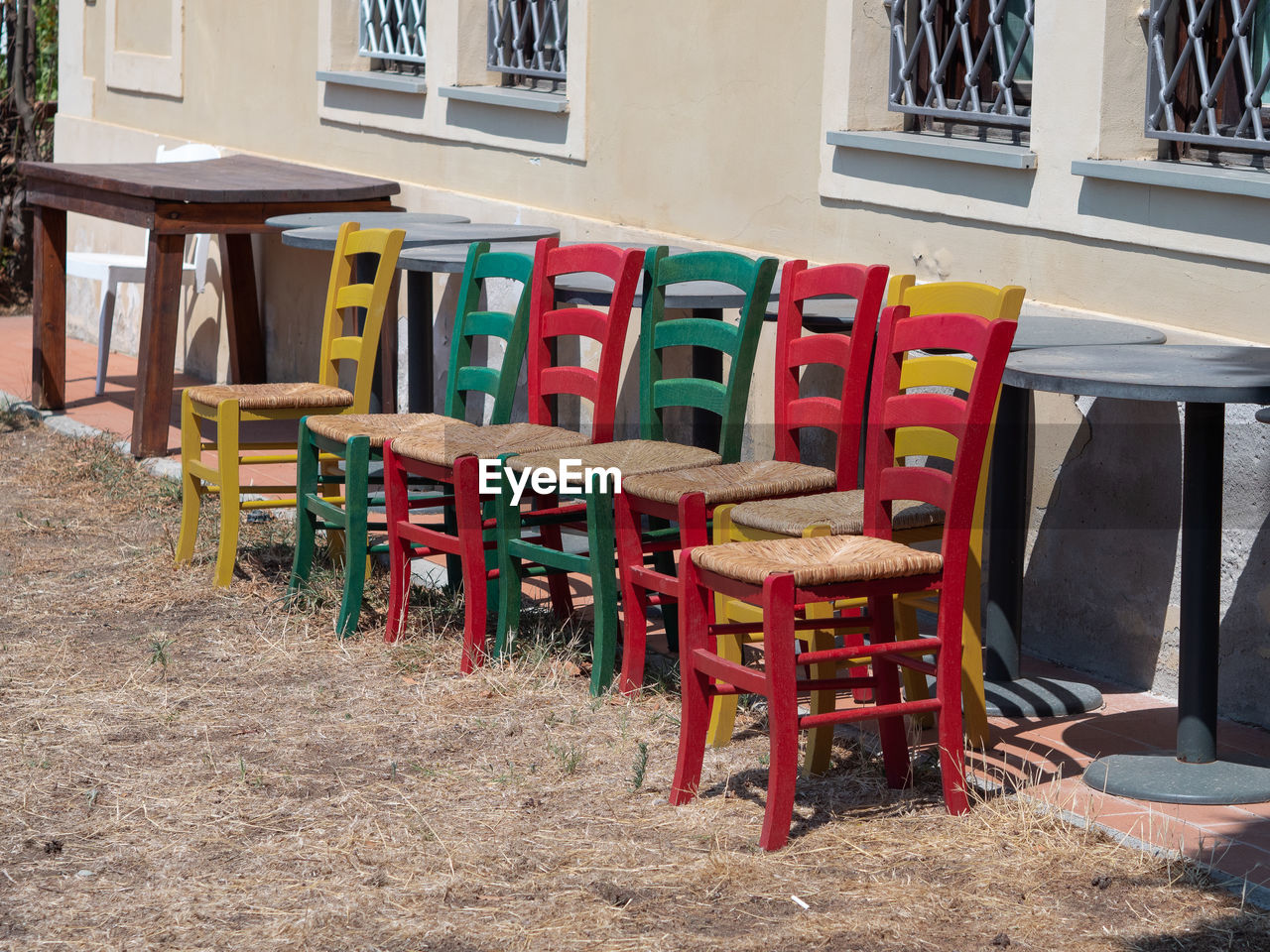 EMPTY CHAIRS AND TABLES IN CAFE