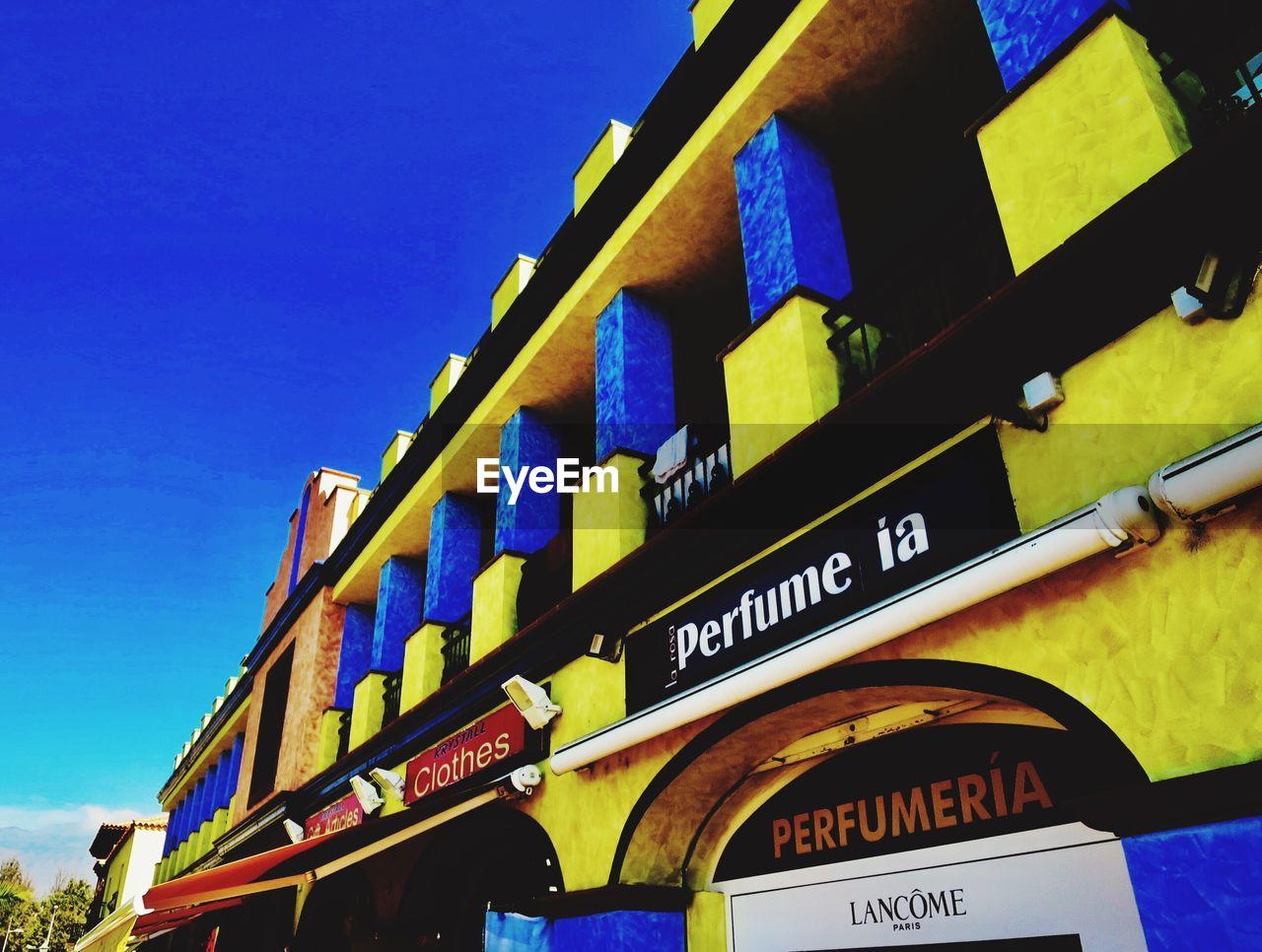 LOW ANGLE VIEW OF INFORMATION SIGN AGAINST BLUE SKY