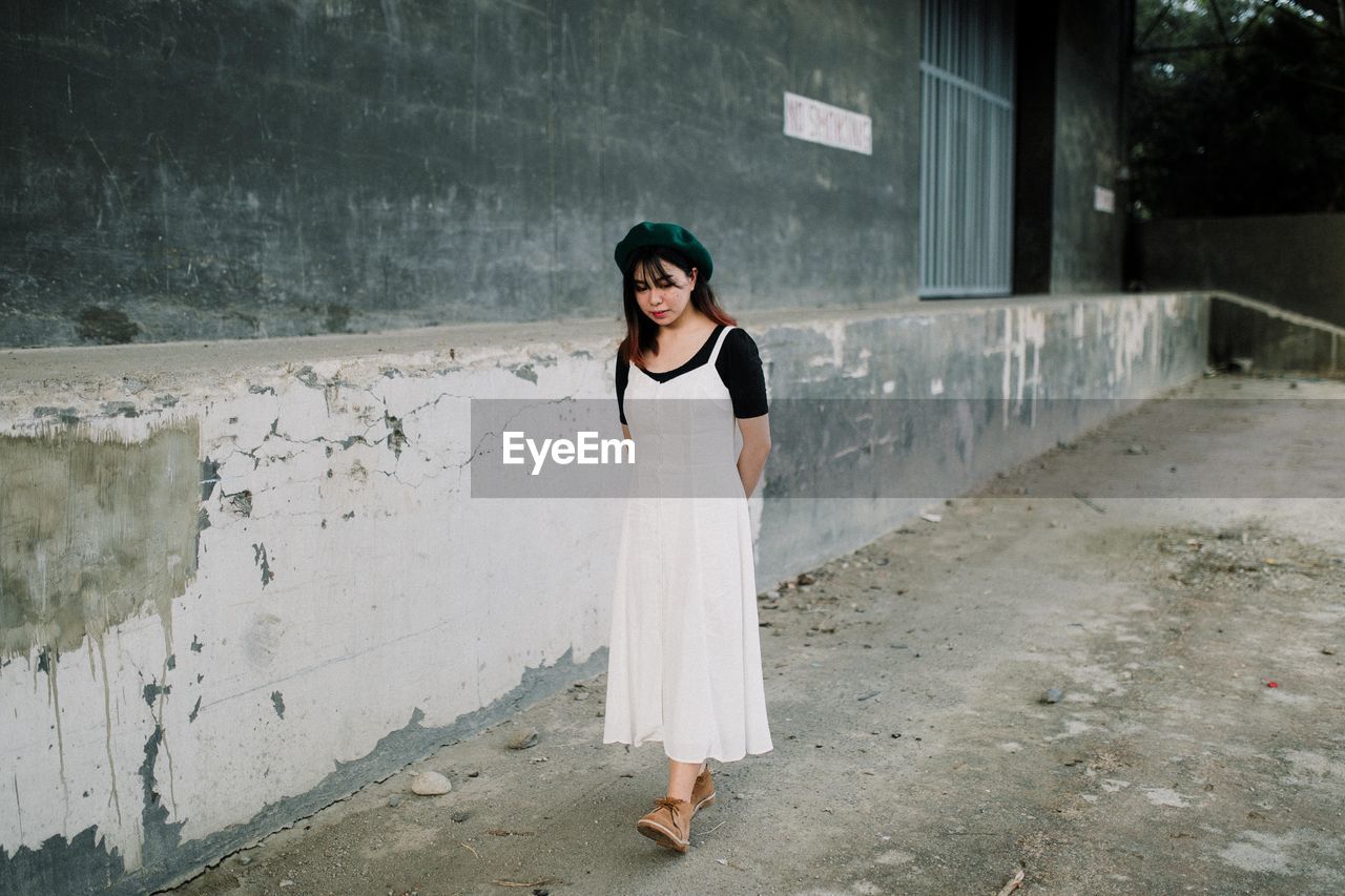 PORTRAIT OF WOMAN LOOKING AT CAMERA