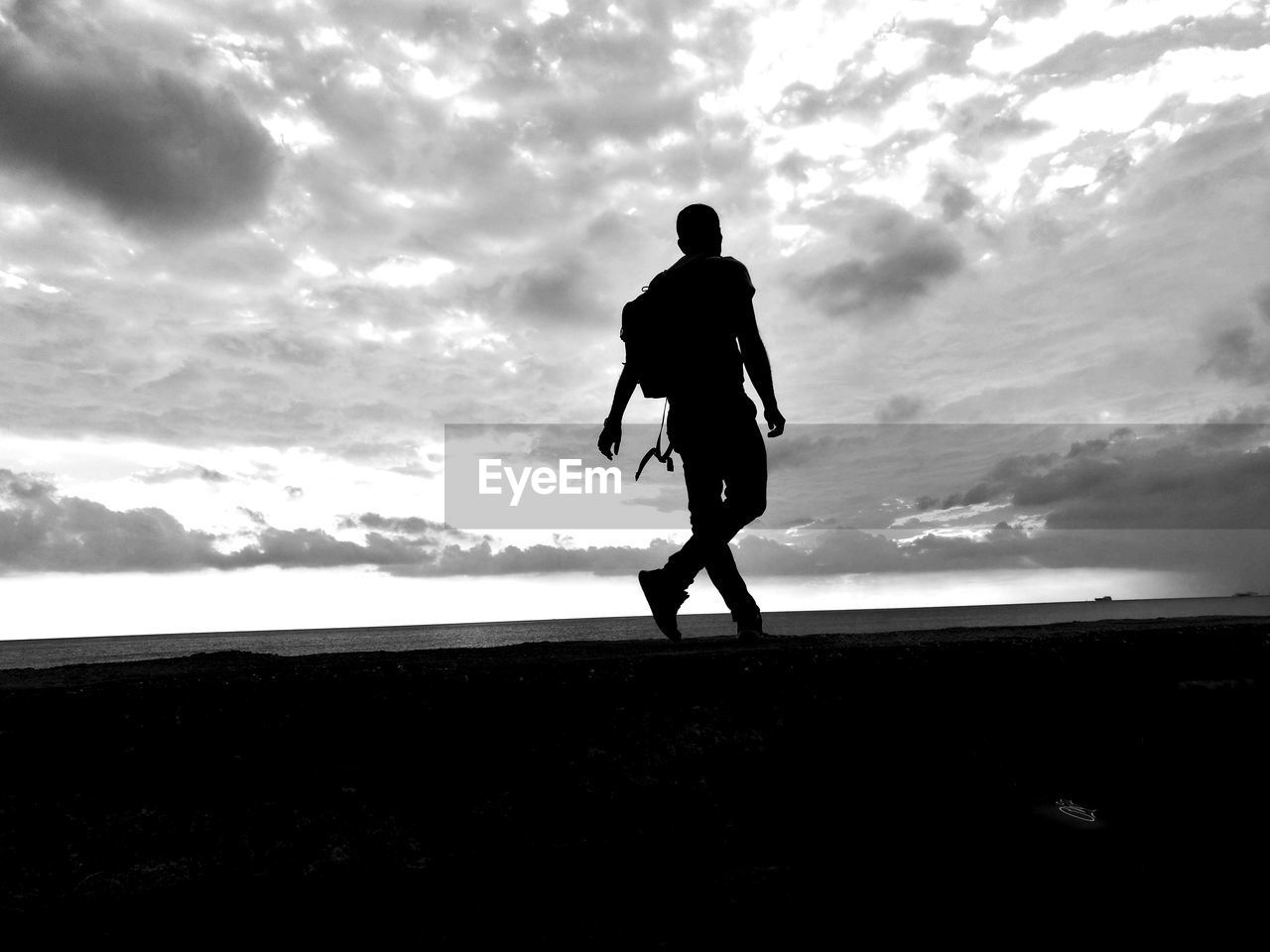 FULL LENGTH OF SILHOUETTE PEOPLE IN SEA