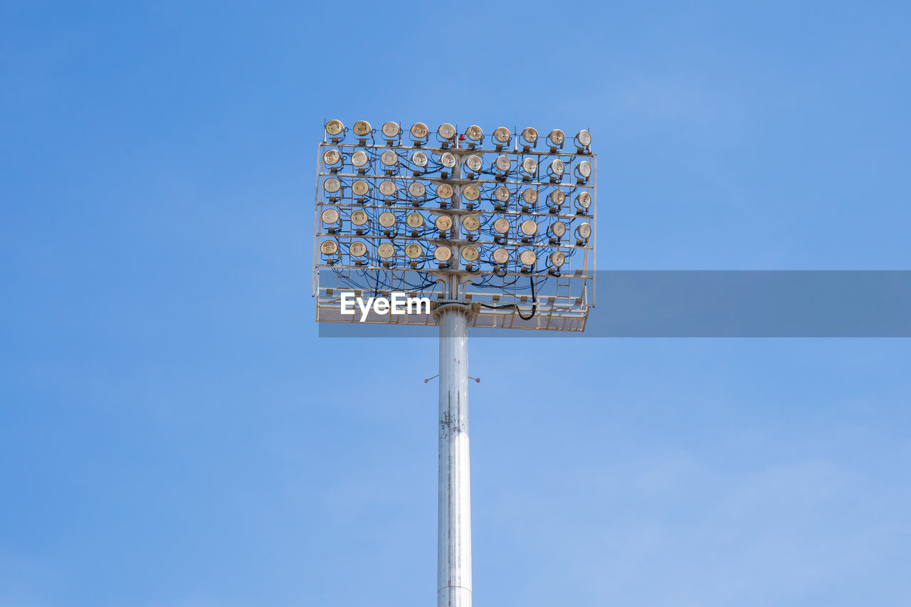 LOW ANGLE VIEW OF FLOODLIGHT AGAINST SKY