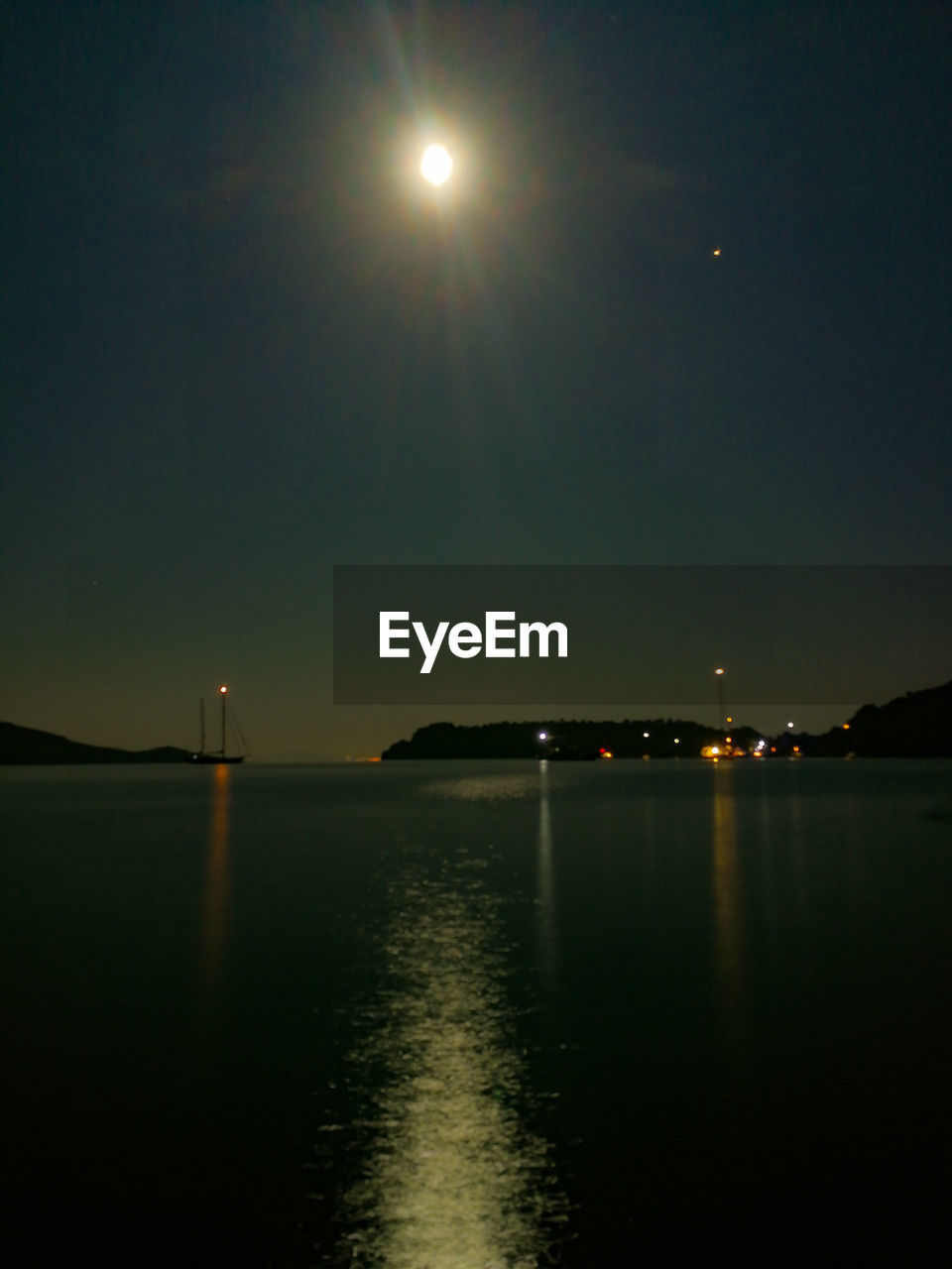 SCENIC VIEW OF LAKE AGAINST SKY AT NIGHT