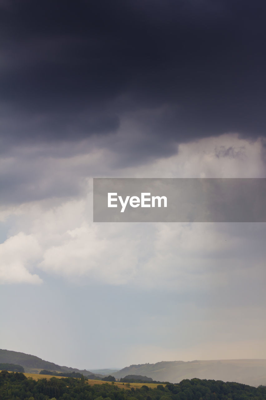 LOW ANGLE VIEW OF MOUNTAINS AGAINST SKY