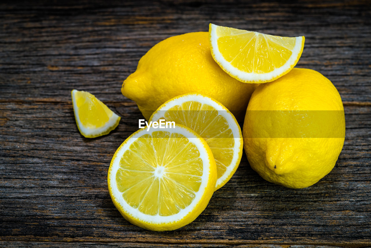 CLOSE-UP OF ORANGES ON TABLE