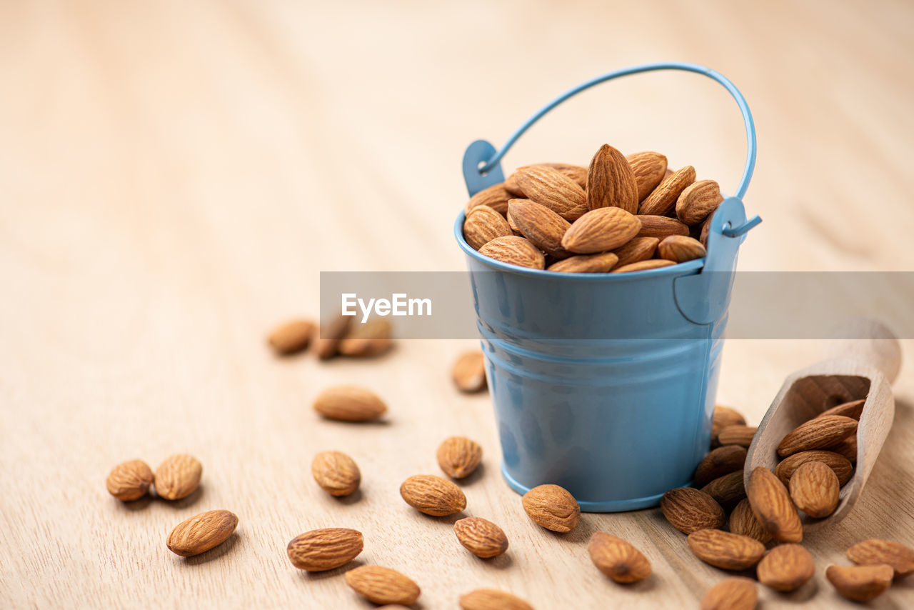 HIGH ANGLE VIEW OF COOKIES IN PLATE ON TABLE