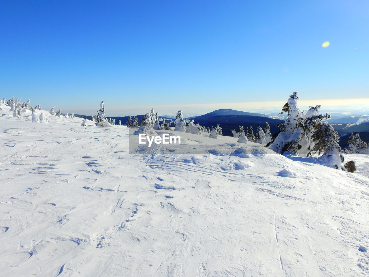 SCENIC VIEW OF SNOW COVERED LANDSCAPE AGAINST CLEAR SKY