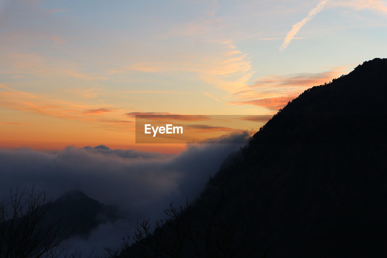 SCENIC VIEW OF SILHOUETTE MOUNTAINS AGAINST SKY