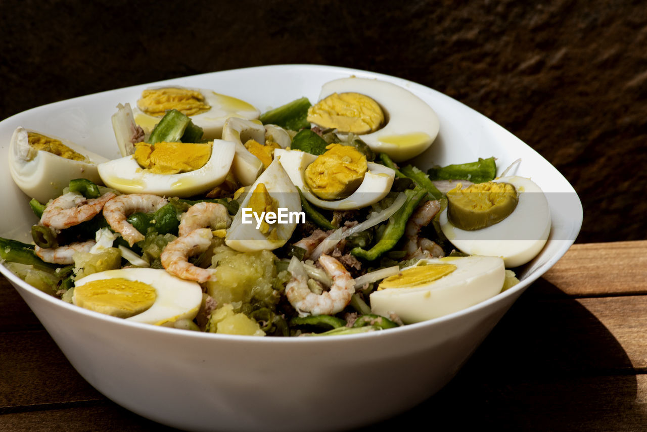 HIGH ANGLE VIEW OF FOOD ON TABLE