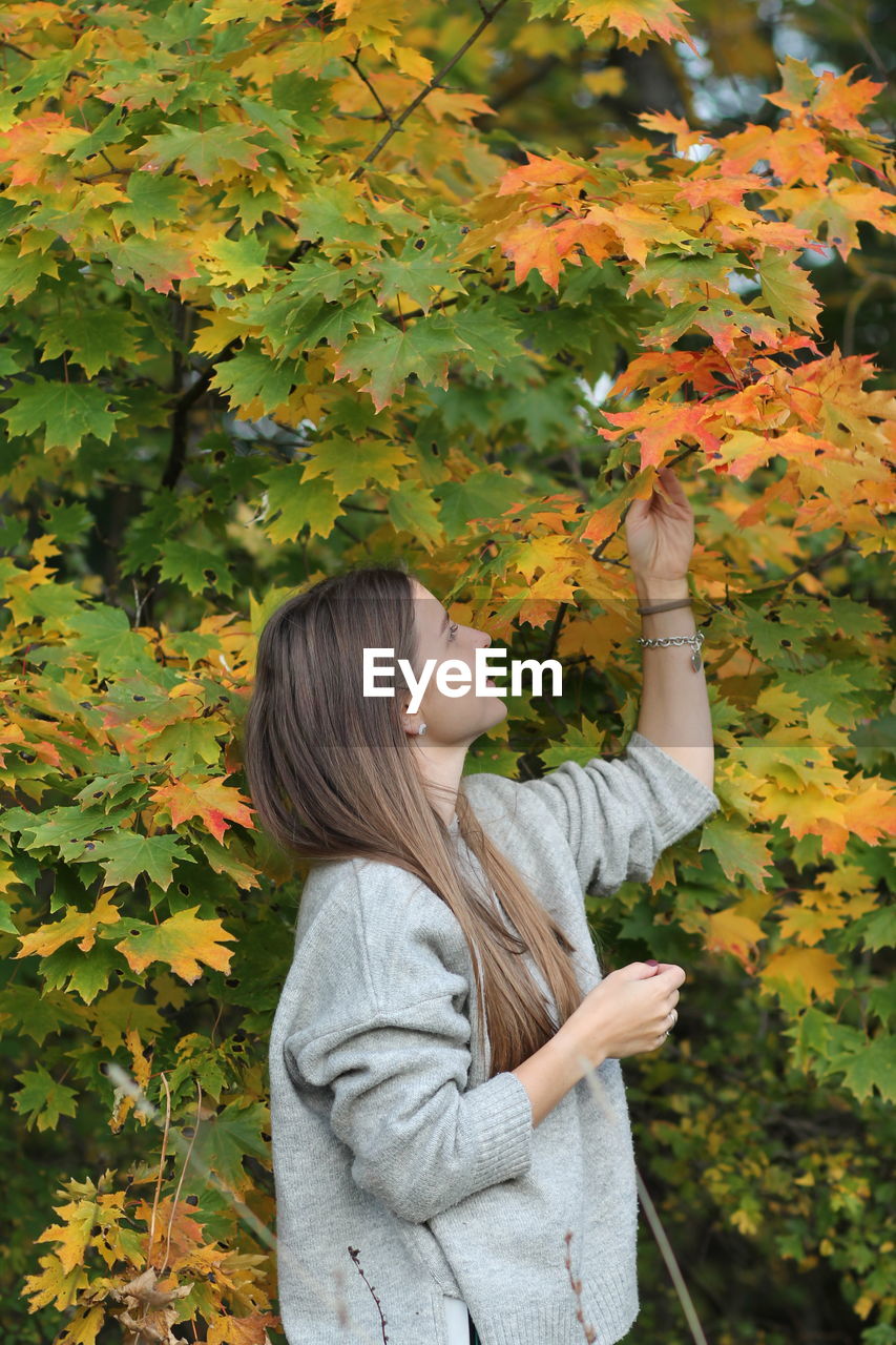 WOMAN WITH AUTUMN LEAVES