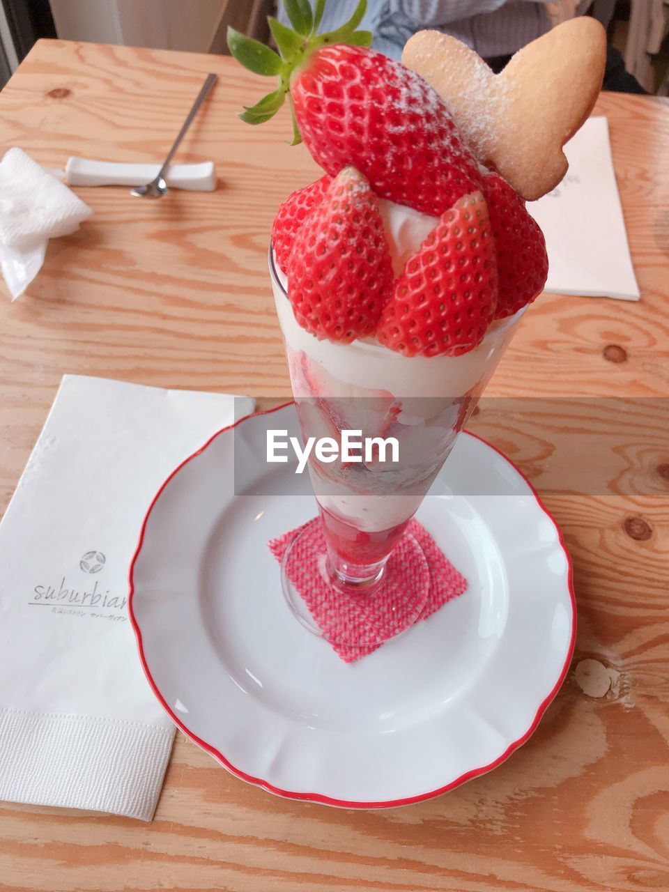 CLOSE-UP OF STRAWBERRIES IN PLATE