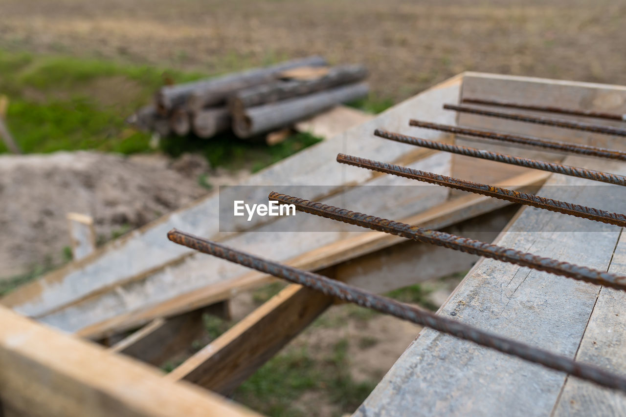 HIGH ANGLE VIEW OF RUSTY METAL ON BENCH