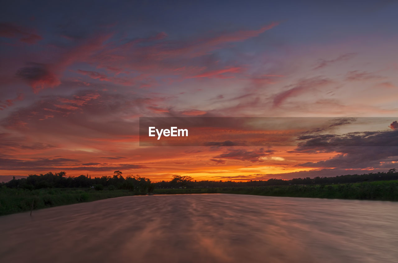 SCENIC VIEW OF LANDSCAPE AGAINST DRAMATIC SKY