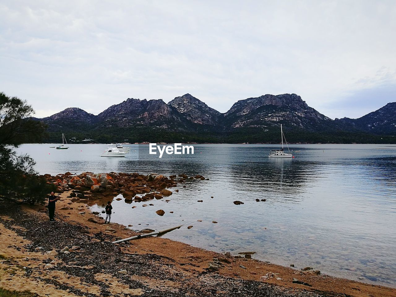 SCENIC VIEW OF LAKE AGAINST MOUNTAINS