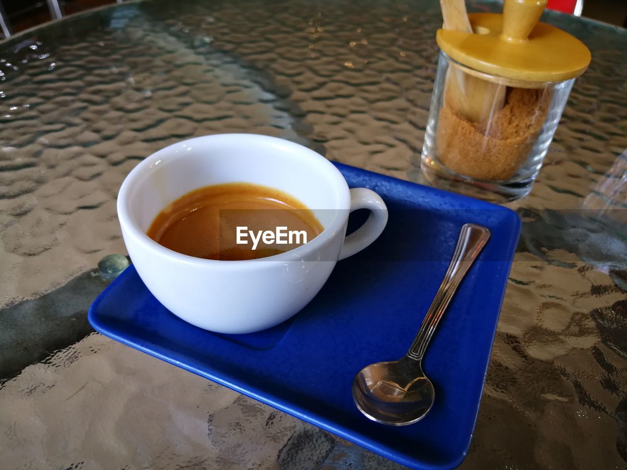 HIGH ANGLE VIEW OF COFFEE AND CUP ON TRAY